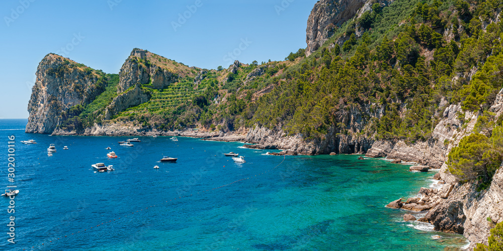 Ταπετσαρία Three mountain laces, which stands on the bay of Nerano of Massa Lubrense, with