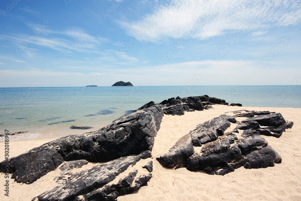 Beautiful seascape of the rocky beach and sea wave on seaside with blue sky at Samila beach in Thailand - obrazy, fototapety, plakaty 
