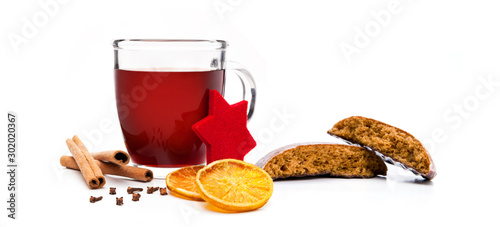 Heißes Getränk  mit Gewürzen zur Weihnachstzeit