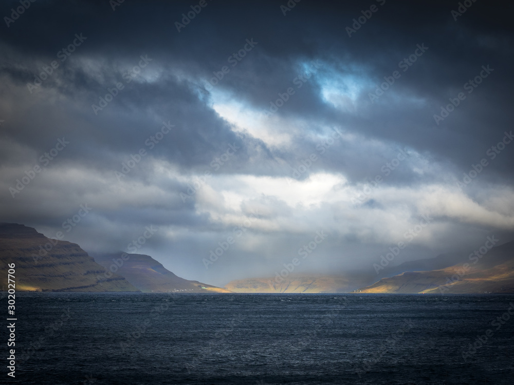 Fjord zwischen den Färöer Inseln Streymoy und Eysturoy Fjord zwischen den Färöer Inseln Streymoy und Eysturoy