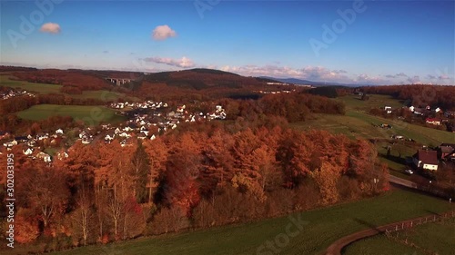 Dorfliche Landschaft Luftaufnahme Kamerafahrt photo