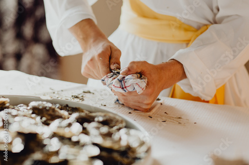 Fototapeta Naklejka Na Ścianę i Meble -  Ouvrir des huîtres