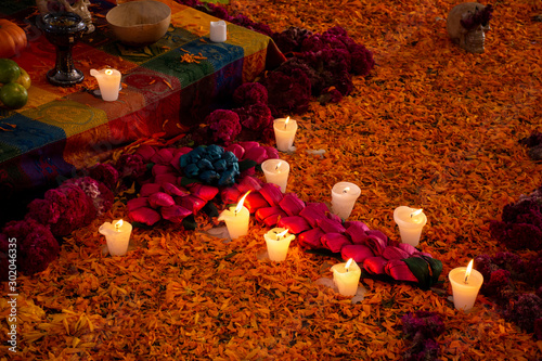 Ofrenda del Día de Muertos, es altar que forma parte de tradiciones mexicanas del Día de Muertos, que consiste en instalar objetos domésticos en honor de los muertos de la familia  photo