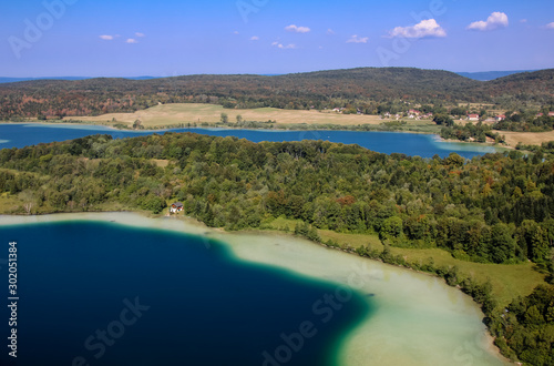 région des 4 lacs dans le jura français: petit et grand Maclu photo