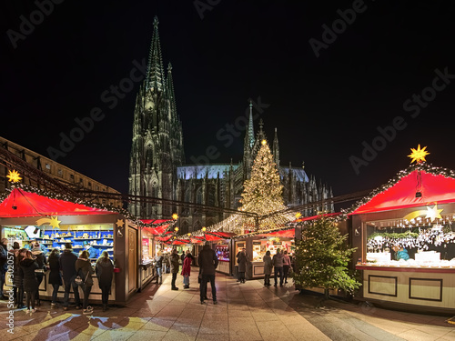 Obraz na płótnie Cologne Cathedral Christmas Market in night, Germany. This is the most popular and best-known of all the city markets in front of the famous Cologne Cathedral. w salonie