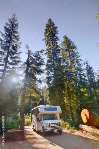 Campen mit dem Wohnmobil am Dorst Campground im Sequoia National Park, CA, USA