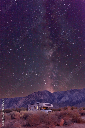 Campen mit dem Wohnmobil unter Sternenhimmel und Milchstraße in den Alabama Hills am Fuße der Sierra Nevada bei Lone Pine, CA, USA