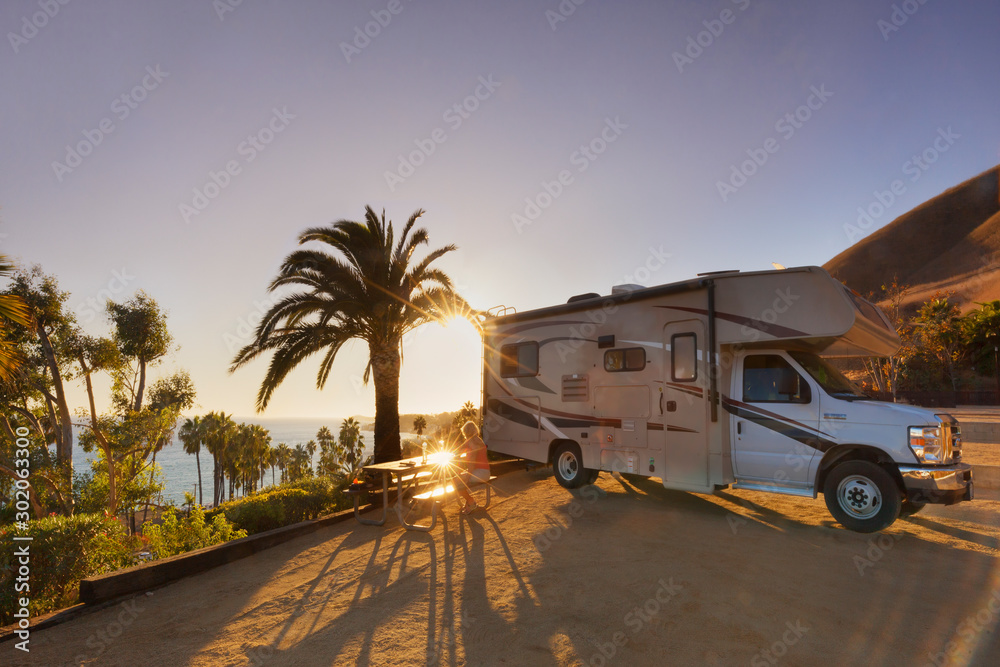 Campen mit dem Wohnmobil am Malibu Beach RV Park, Malibu, CA, USA - obrazy, fototapety, plakaty 