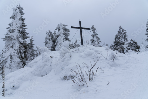 verschneiter Hochficht mit Gipfelkreuz