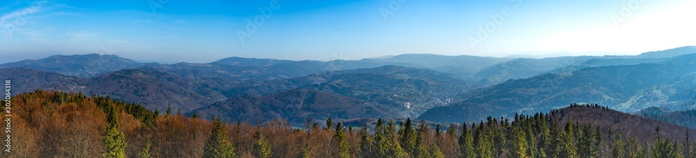 Górska panoram z Czantorii z widokiem na Wisłę, Polska jesienią