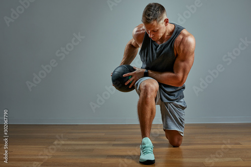 Fotografia Strong man doing exercise with med ball