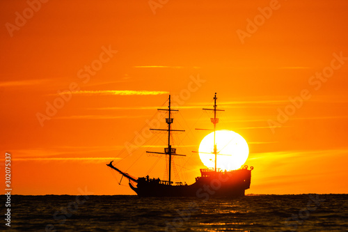 Zachód słońca ze statkiem, Morze Bałtyckie, Polska