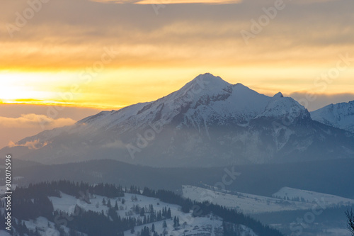 Fototapeta Naklejka Na Ścianę i Meble -  Wschód Słońca na Podhalu, Tatry, Polska