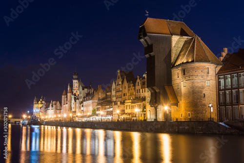 Stare Miasto Gdańsk nad rzeką Motława nocą, Żuraw, Polska