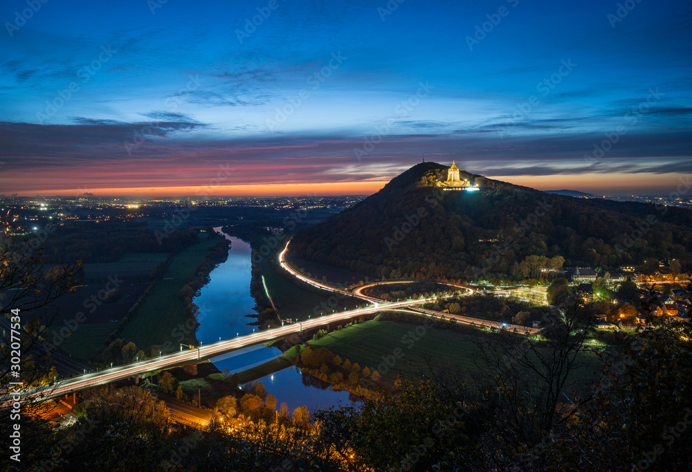 Das Kaiser Wilhelm Denkmal bei Sonnenuntergang, Lichtspuren vom Verkehr, Porta  Westfalica, Deutschland Stock-Foto | Adobe Stock