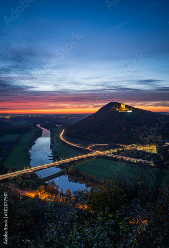 Das Kaiser Wilhelm Denkmal bei Sonnenuntergang, Lichtspuren vom Verkehr, Porta Westfalica, Deutschland