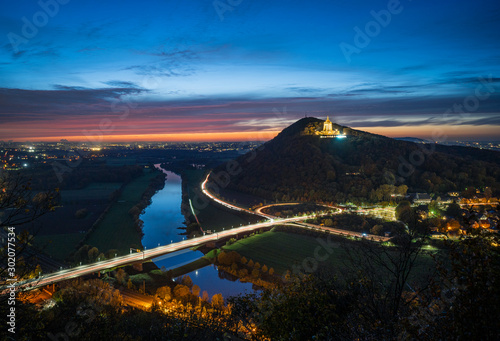 Das Kaiser Wilhelm Denkmal bei Sonnenuntergang, Lichtspuren vom Verkehr, Porta Westfalica, Deutschland