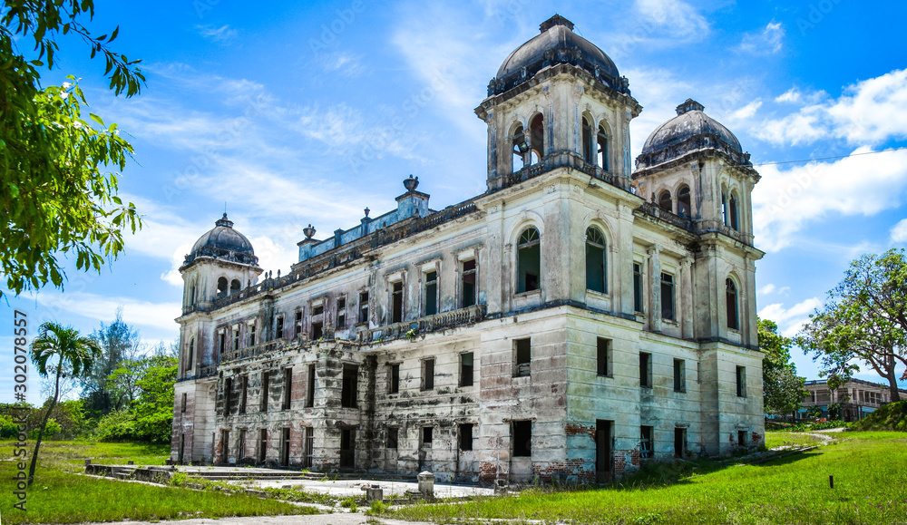 Obraz premium abandoned old ruined classic building