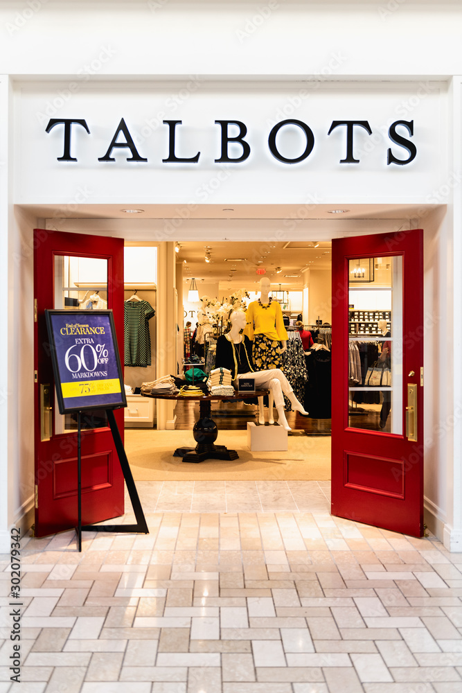 Tysons Corner, USA - January 26, 2018: Talbots women clothing, clothes  specialty store, shop, facade, storefront, door entrance with nobody in  shopping mall in Virginia Stock Photo