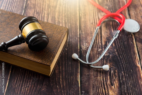 Billede på lærred Gavel as a symbol of medical justice, applied by doctor judges, trend in 2020
