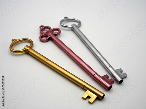 Tres llaves de juguetes.