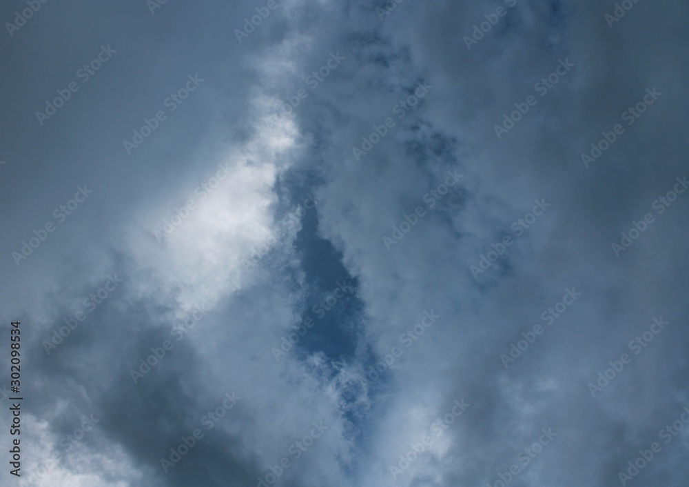 Obraz premium blue sky covered in clouds