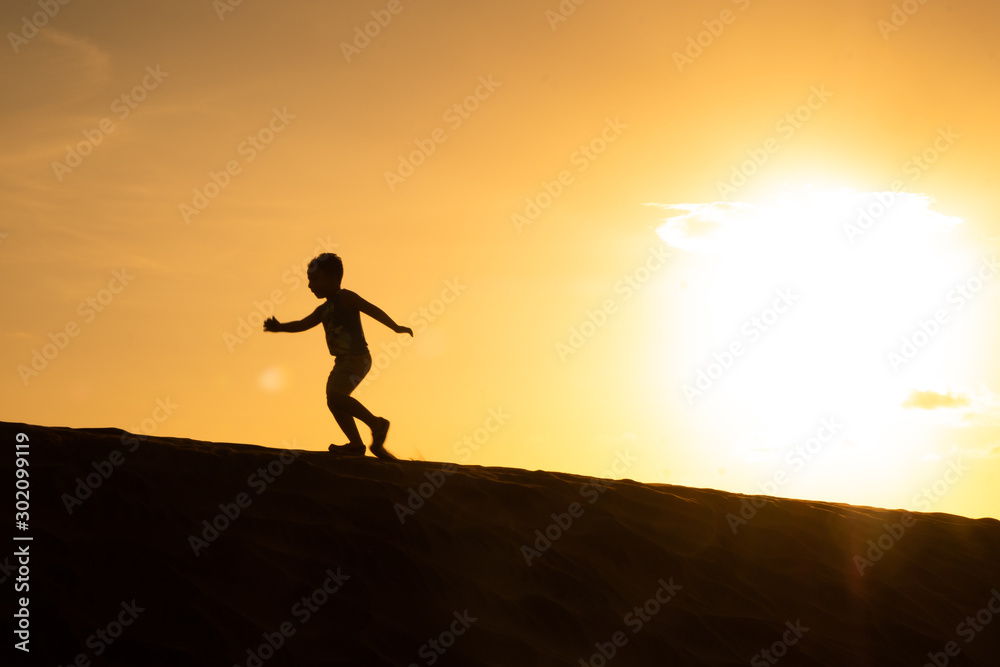 Silueta de Niño Corriendo atardecer en el Desierto  