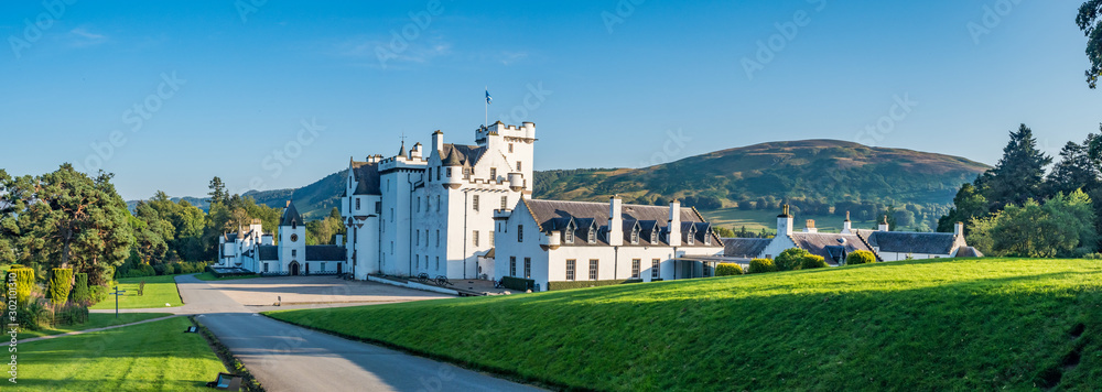 Perthshire / Szkocja - 25 sierpień 2019: Zamek Blair w sierpniowy słoneczny dzień - obrazy, fototapety, plakaty 