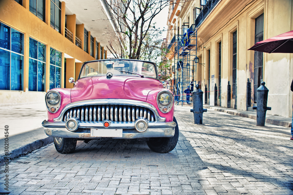 Old Buik pink car parked in a street of havana city - obrazy, fototapety, plakaty 