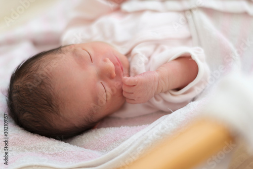 新生児室で眠る赤ちゃん