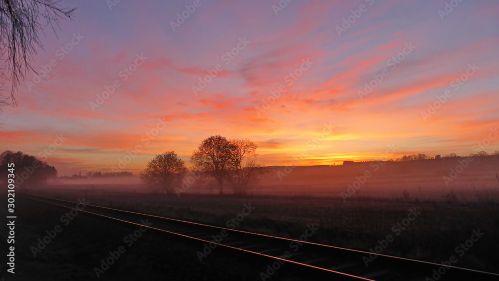 Morgenstimmung am Bahndamm,  roter himmel