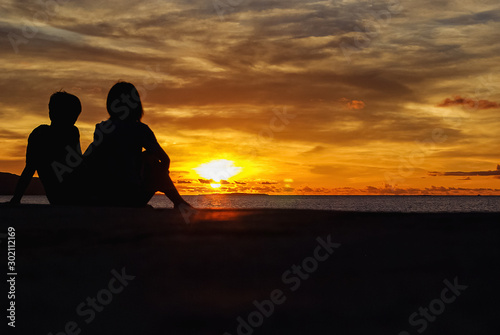 夕日を見つめるカップル　沖縄　竹富島