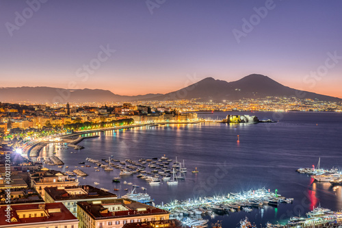 Canvas-taulu The Gulf of Naples with Mount Vesuvius before sunrise