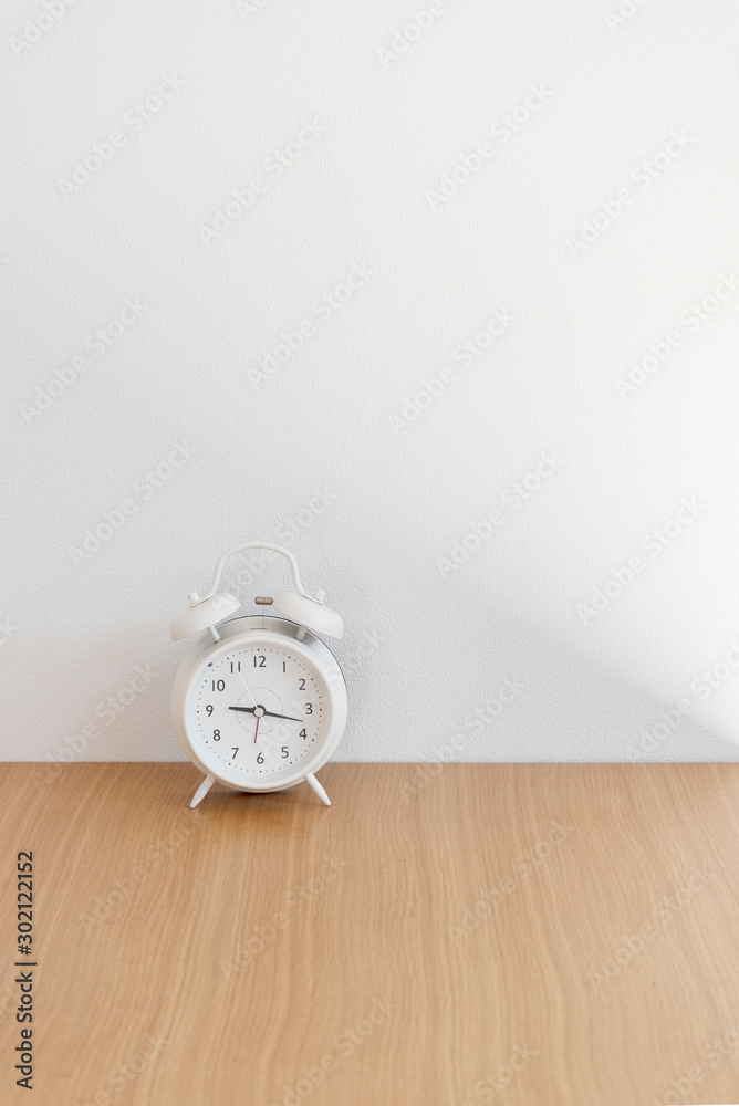 白背景のシンプルな白い目覚まし時計 Stock 写真 | Adobe Stock