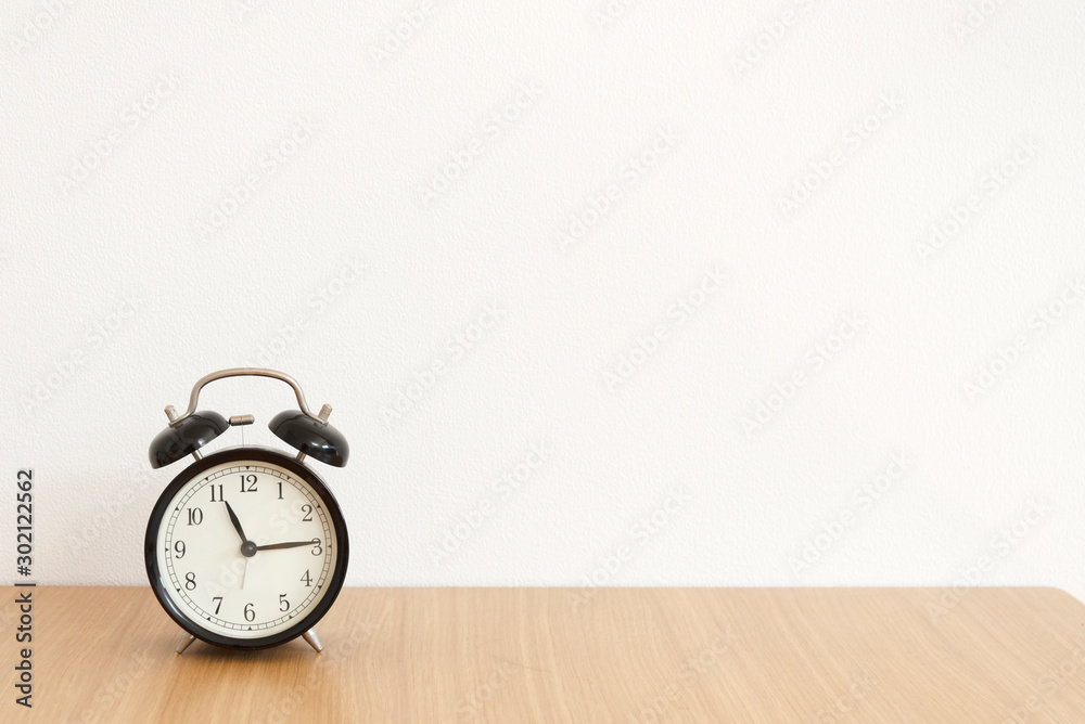 白背景の黒いシンプルな時計 Stock Photo Adobe Stock