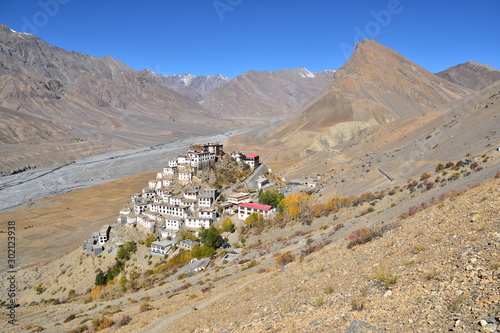 インドのヒマラヤ山岳地帯　スピティ谷のキーゴンパ　要塞のような寺院と僧院　美しい渓谷と青空