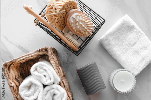 Cuadro en lienzo On a marble background a set of various bath accessories