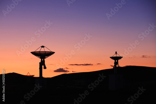 The silhouette of a radio telescope © zhengzaishanchu