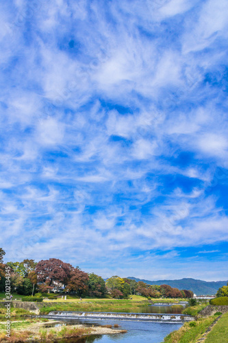 秋空の京都の鴨川風景