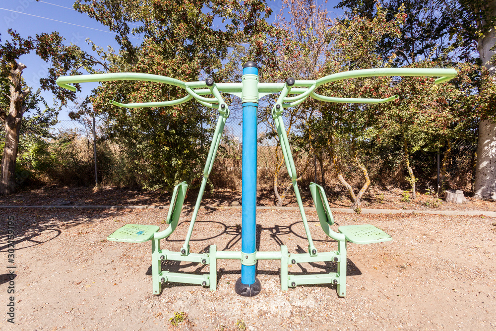máquinas de ejercicios para la tercera edad y personas mayores en un parque al aire libre exterior máquinas de ejercicios para la tercera edad y personas mayores en un parque al aire libre exterior