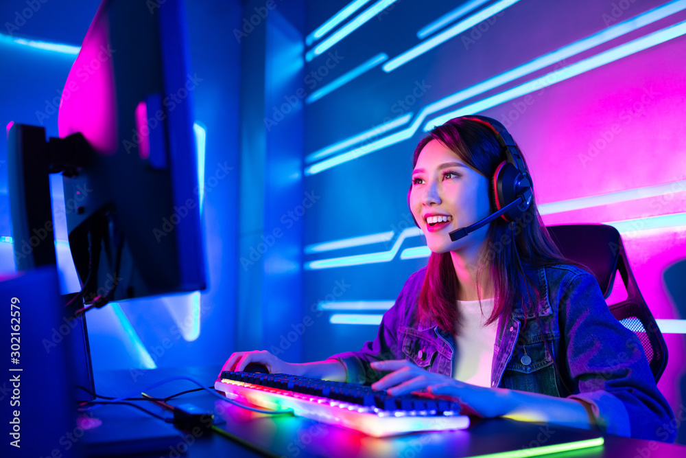 © ryanking999 - cybersport gamer have live stream