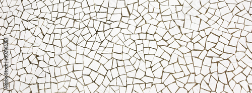 Mosaïque blanche en carrelage cassé