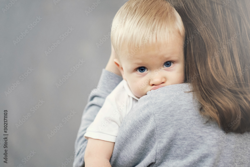 Naklejka premium close-up mother hugs son, feelings, relationship of mother and child