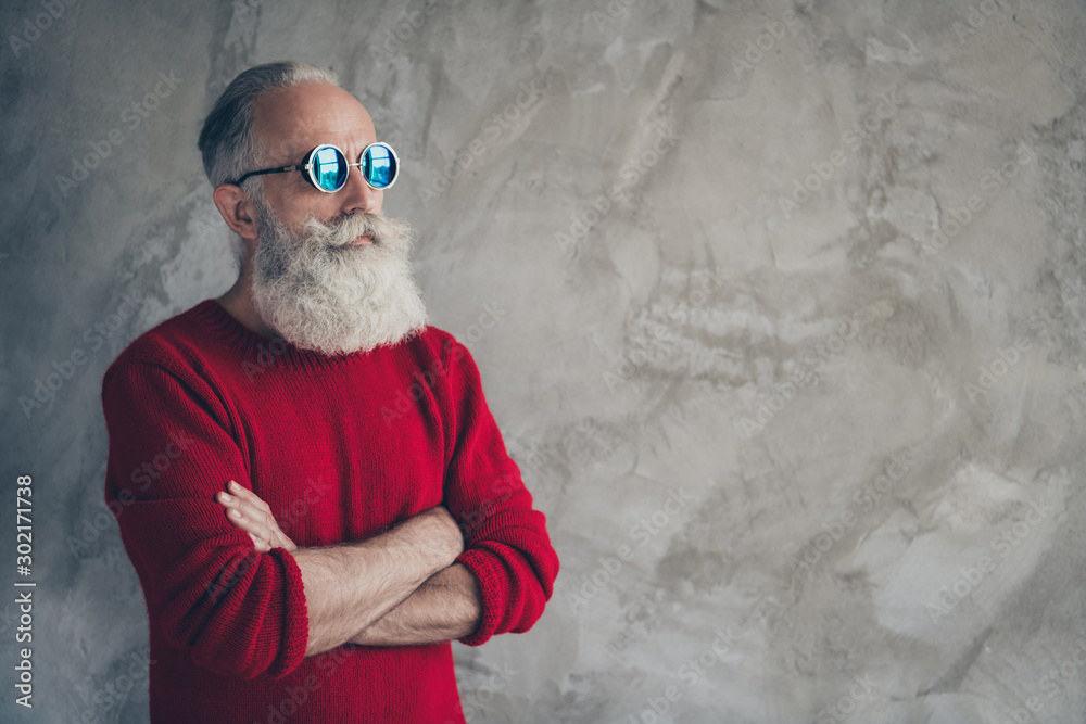Profile side photo of serious harsh masculine old man cross hands look gorgeous concrete wall copyspace christmas x-mas wear stylish modern jumper isolated over grey color background - obrazy, fototapety, plakaty 