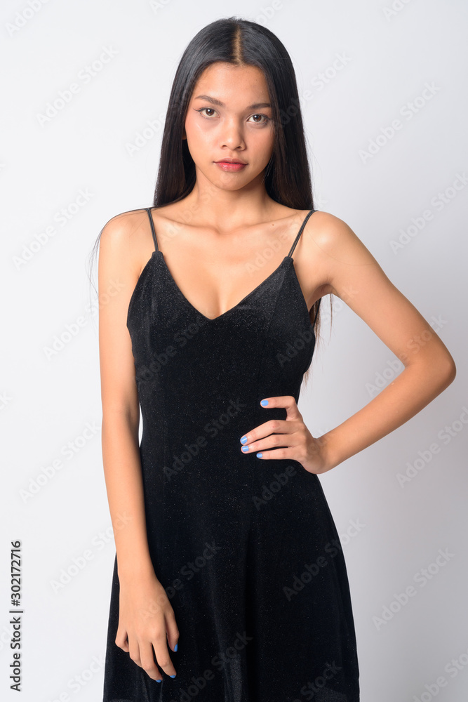 Naklejka premium Portrait of young beautiful Asian woman looking at camera