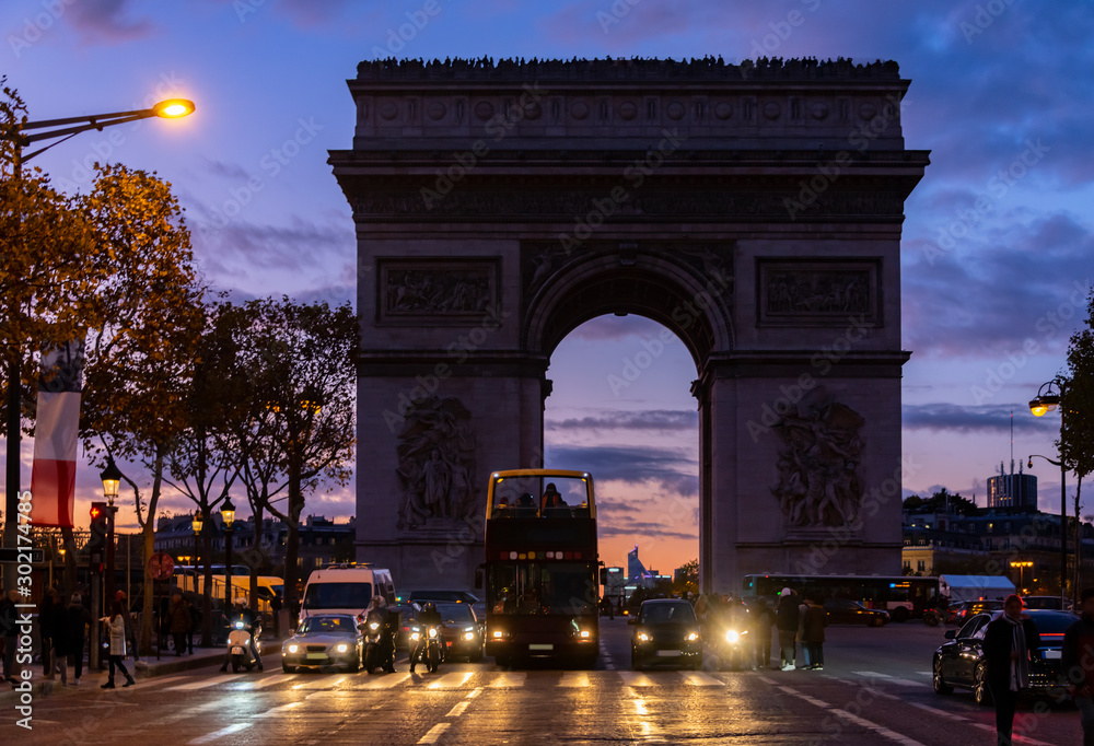 Fototapeta premium Arc de Triomphe Paris Champs Elysées Sonnenuntergang Silhouette Verkehr Kreisverkehr Charles-de-Gaulle-Etoile Sehenswürdigkeit Monument Abendlicht