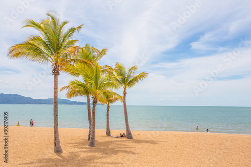 Sandstrand mit Palmen © Tittel-Mosser