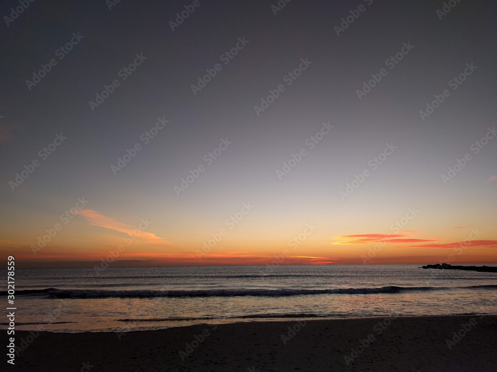 Fototapeta premium maravillosa amanecer en playa de valencia