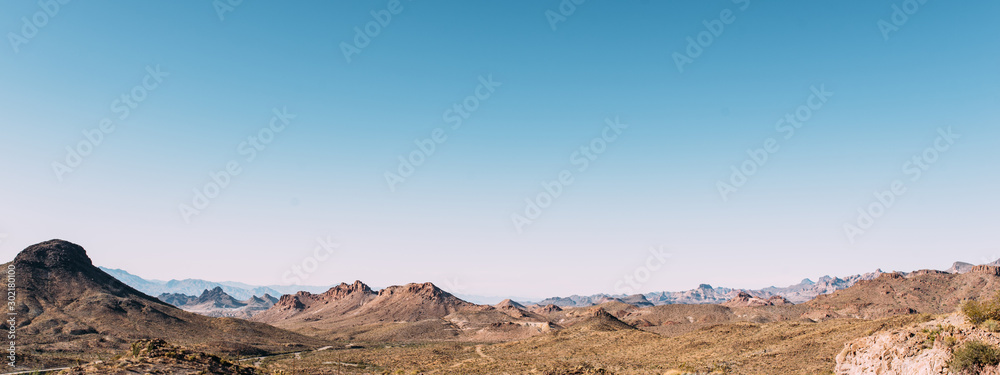 Karges Desert mit blauen Himmel im Südwesten der USA 