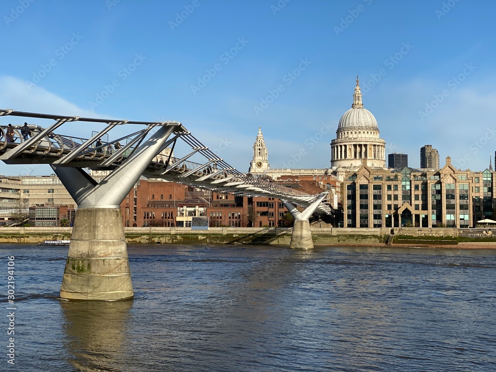 Fototapeta premium St Paul’s Cathedral across from the Millennium Bridge